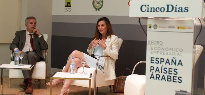A la izquierda, Eduardo López Busquets director general de Casa Árabe. A la derecha, Marta Blanco, directora general de Turespaña.