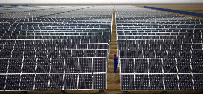 Paneles solares en un parque de Dunhuang (China).