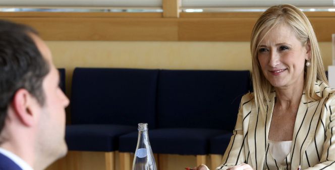 La candidata del PP a la Presidencia autonómica, Cristina Cifuentes (derecha), junto al portavoz de Ciudadanos, Ignacio Aguado.
