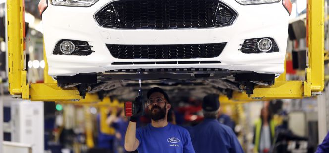 Un operario en la planta de Ford en Almussafes (Valencia)