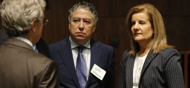 La ministra de Empleo española, Fátima Báñez (d), ayer, durante la reunión del consejo de ministros de Empleo de la UE celebrada en Luxemburgo.