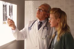 Un médico revisa una radiografía de columna.