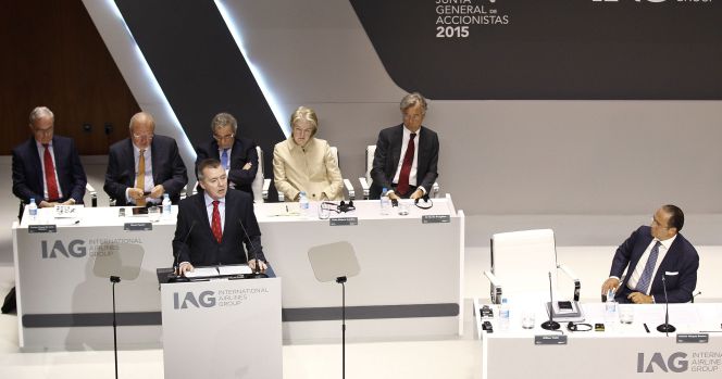 El consejero delegado de IAG, Willie Walsh, durante su discurso, seguido a la derecha por el presidente del 'holding' Antonio Vázquez.