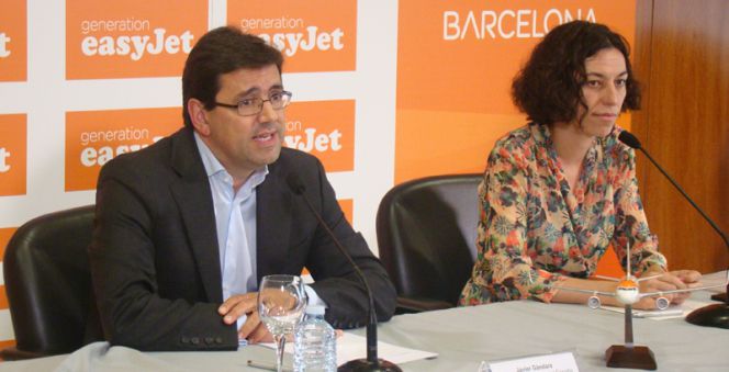 Javier Gándara, director general de Easyjet España, y Sonia Corrochano, directora del aeropuerto de El Prat, esta mañana en Barcelona.