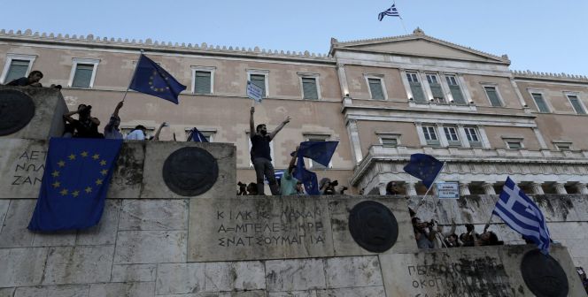 Manifestantes ondean banderas griegas y de la Eurozona ayer jueves 18 de junio de 2015.