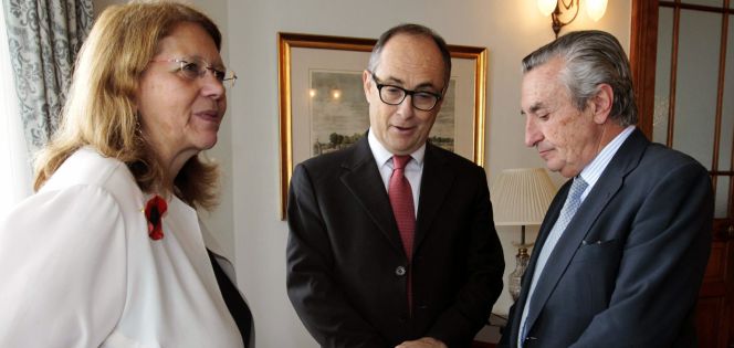 La presidenta de la Comisión Nacional del Mercado de Valores (CNMV), Elvira Rodríguez; el subgobernador del Banco de España, Fernando Restoy y el presidente de la Comisión Nacional de los Mercados y la Competencia (CNMC), José María Marín (i a d).