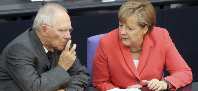La canciller alemana, Angela Merkel, conversa con su ministro de Finanzas, Wolfgang Schäuble, en el Bundestag (Cámara Baja).
