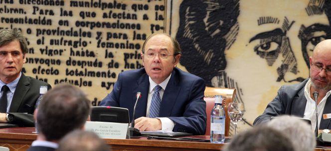 El presidente del Senado, Pío García Escudero, flanqueado por el presidente de la OIPI, José Manuel Gómez Bravo -izquierda-, y Juan José Morodo, subdirector de 'Cinco Días'.