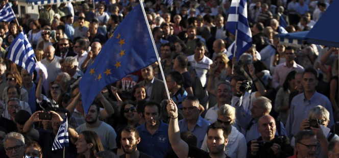 Miles de personas manifestaron el lunes en Atenas para que Grecia continúe en la Eurozona.