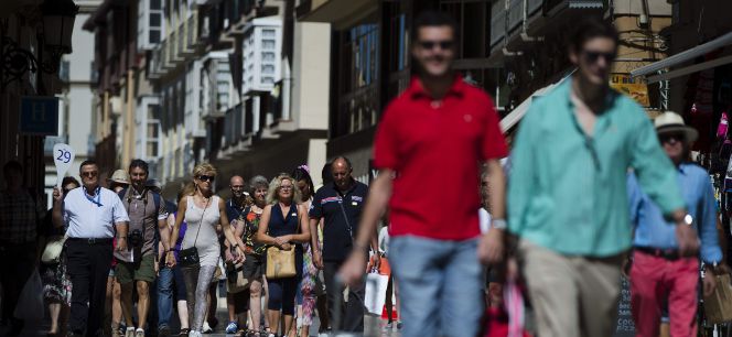 Turistas paseando por el centro de Málaga.