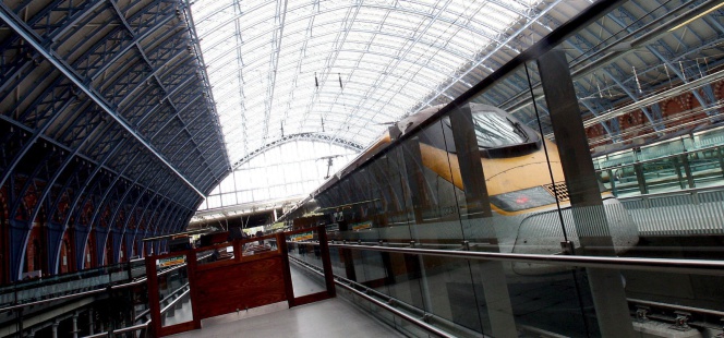 Un tren Euro Star permanece parado en la estación internacional St. Pancras de Londres.