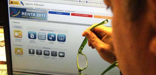 Un usuario de la página web de la Agencia Tributaria.