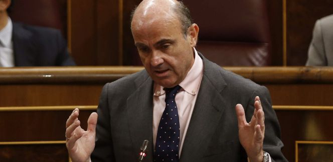 El ministro de Economía y Competitividad, Luis de Guindos, durante su intervención en la sesión de control al Gobierno en el Pleno del Congreso de los Diputados.