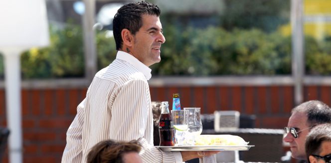Un camarero en una terraza en Getxo. EFEArchivo
