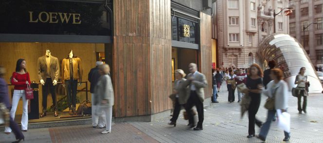 Clientes en una calle comercial en Bilbao.