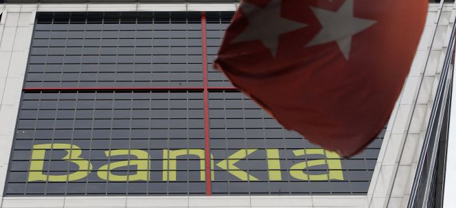 Una bandera de la comunidad madrileña ondea ante la sede de Bankia en Madrid. EFEArchivo
