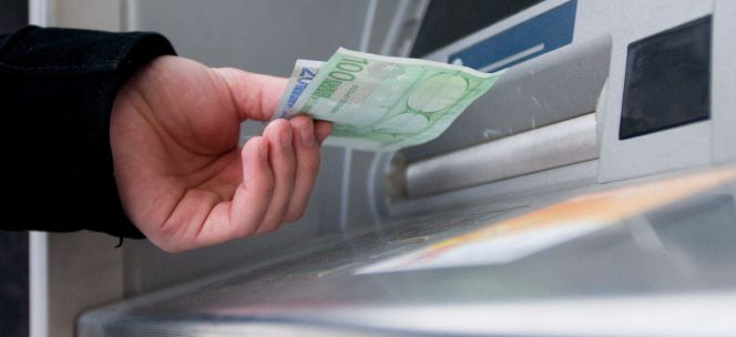Un hombre saca euros de un cajero automático. EFEArchivo