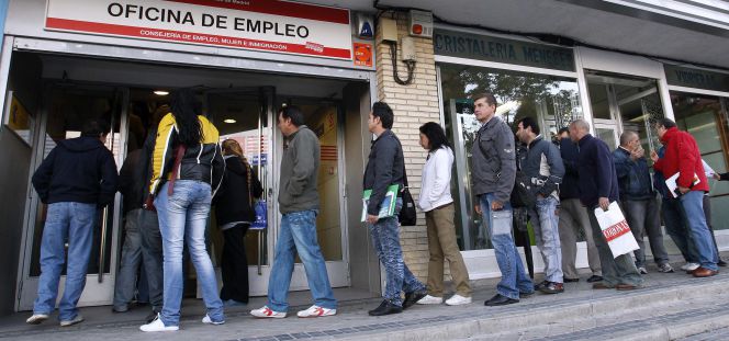 Cola de parados en una oficina de empleo en Madrid