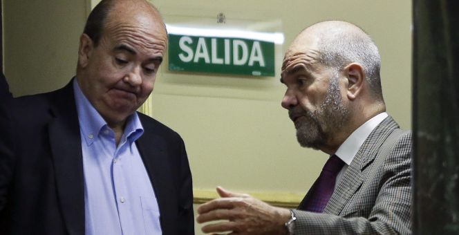 Los diputados socialistas Manuel Chaves (d) y Gaspar Zarrías (i) conversan durante el pleno del Congreso celebrado hoy.