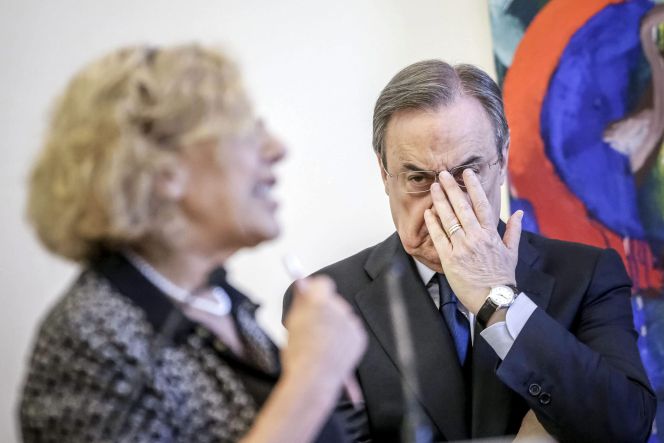 GRA224. MADRID, 25062015.- El presidente del Real Madrid, Florentino Pérez, escucha la intervención de la alcaldesa de Madrid, Manuela Carmena, durante la recepción ofrecida al equipo en el Palacio de Cibeles tras proclamarse ayer campeones de la liga ACB de baloncesto.EFEEmilio Naranjo