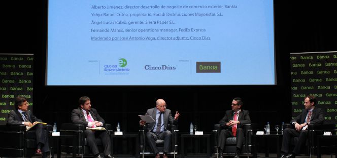 De izquierda a derecha: Yahya Baradi, de Baradi Distribuciones Mayoristas; Alberto Jiménez, de comercio exterior de Bankia; José Antonio Vega, de Cinco Días; Fernando Manso, de FedEx Express; Ángel Lucas Rubio, de Sierra Paper S.L.