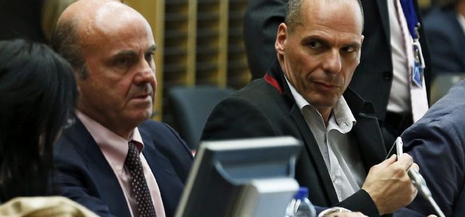 El ministro español de Economía, Luis de Guindos, y el ministro de Finanzas griego, Yanis Varufakis, en la reunión del Eurogrupo.