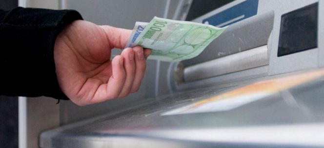Un hombre saca euros de un cajero automático. EFEArchivo