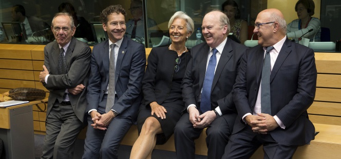 El ministro de Finanzas italiano, Carlo Padoan; su homólogo holandes y presidente del Eurogrupo, Jeroen Dijsselbloem; la directora gerente del FMI, Christine Lagarde; el minsitro de Finanzas irlandés, Michael Noonan; y su homólogo galo, Michel Sapin, este jueves en Bruselas.