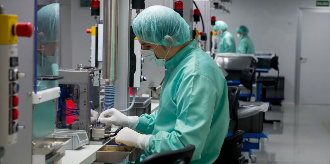 Proceso de fabricación del dispositivo contra las reacciones alérgicas, en la planta de ALK-Abelló en Madrid.