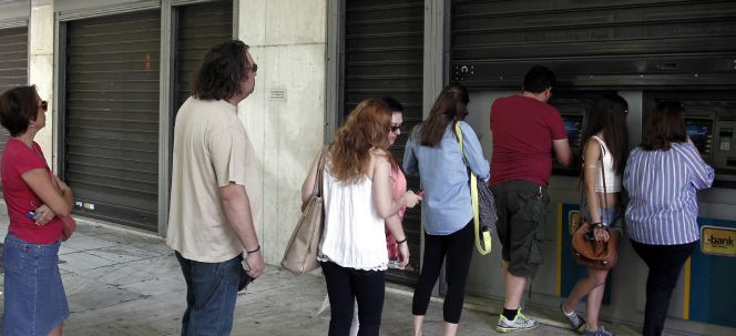 Cola de gente en un cajero automático del Banco Nacional de Grecia en Atenas.