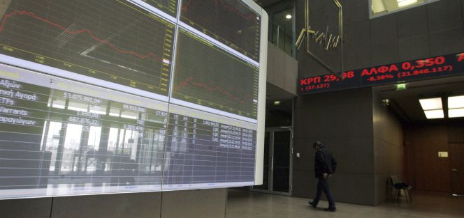 Vista general de un panel informativo a la entrada de la Bolsa de Atenas