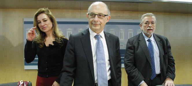 El ministro de Hacienda, Cristóbal Montoro, flanqueado por la secretaria de Estado de Presupuestos, Marta Fernández Currás, y el secretario de Estado de Administraciones Públicas, Antonio Beteta.