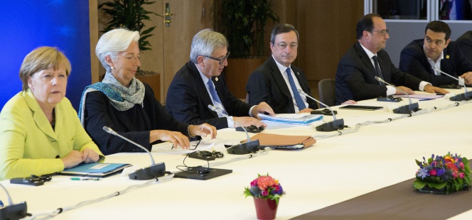 La canciller alemana, Angela Merkel; la directora del FMI, Christine Lagarde; el presidente de la Comisión Europea, Jean Claude Juncker; el presidente del BCE, Mario Draghi; el presidente francés, François Hollande; y el primer ministro griego, Alexis Tsipras.