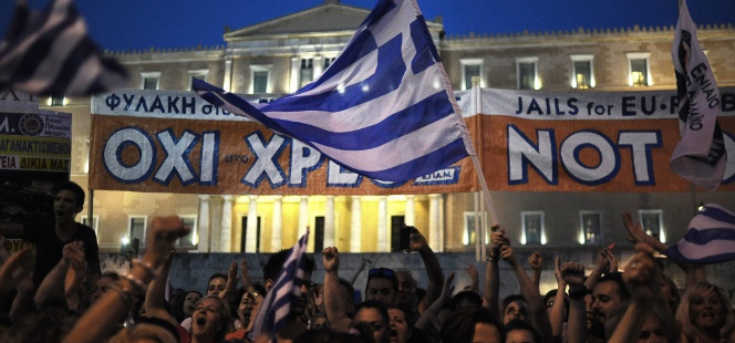 Manifestantes por el 'no', en la plaza Syntagma frente al edificio del parlamento griego en Atenas, este lunes.