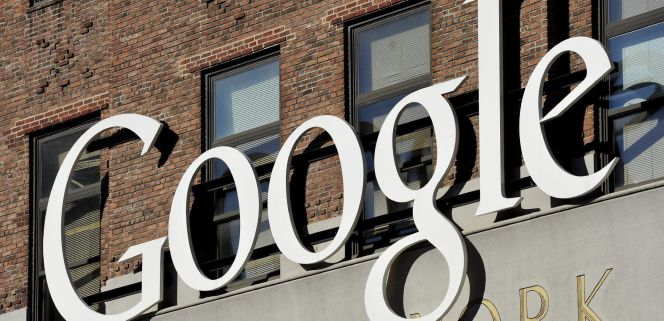 Vista del logotipo de Google, en la sede de su empresa en Nueva York (Estados Unidos).