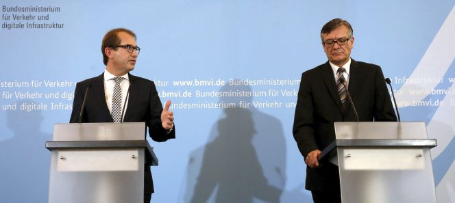 El ministro alemán de Transporte, Alexander Dobrindt y el director de Taskforce, Matthias von Randow en la presentación del informe provisional del accidente de avión de Germanwings.