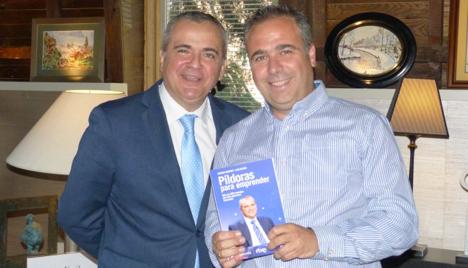 Juanma Romero y Luis Oliván, autores del libro 'Píldoras para emprender'.