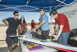 Jonathan Zur, desde la izquierda, Alexandra Ocasio, Derek Abramson, Red Jensen, Etan Halberg and Keenan Albee descargando los datos de un vuelo del Prandtl-d.