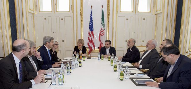 El secretario de Estado de EE. UU., John Kerry (3º izq), con la subsecretaria general de la UE, Helga Schmid (c-izq), el ministro de Exteriores iraní, Javad Zarif (3º dcha), el presidente de la Organización de Energía Atómica iraní, Ali Akbar Salehi (4º dcha)