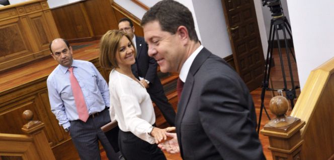 La hasta hoy presidenta de Castilla-La Mancha, María Dolores de Cospedal, y el hoy investido presidente de Castilla-La Mancha, Emiliano García-Page (d), estrechan sus manos al término del debate de investidura. García-Page ha sido investido presidente gracias a los votos a favor de los 15 diputados socialistas y los 2 de Podemos y con 16 votos en contra del grupo parlamentario popular. EFEIsmael Herrero