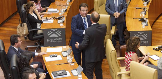 El socialista Guillermo Fernández Vara (i), saluda al expresidente popular José Antonio Monago (d), al término del pleno en el que ha sido investido presidente de la Junta de Extremadura para la novena legislatura autonómica con los 30 votos de su grupo y los seis de Podemos, y la abstención de PP (28) y Ciudadanos (1). EFEJero Morales