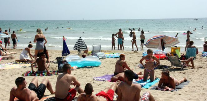Las playas españolas abarrotadas de turistas.