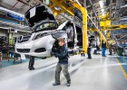 El automóvil llena el depósito con modelos El automóvil llena el depósito con modelos