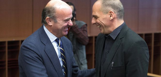 Luis de Guindos y Yanis Varoufakis durante una reunión de emergencia de la Eurozona, provocada por la decisión de Tsipras de llamar a la población griega a un referéndum.rn