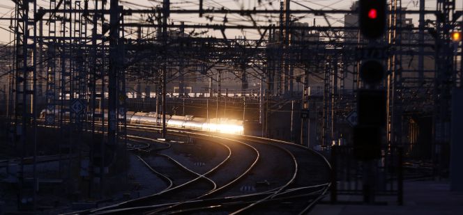 El sol se refleja sobre un tren