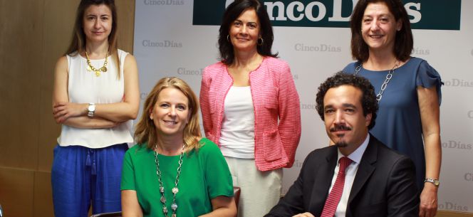 Arriba, de izquierda a derecha, Maribel Ruiz, directora de recursos humanos en Deóleo; Margarita Marcos, jefa de asesoría jurídico-laboral en Cepsa; Pilar Olondo, directora de recursos humanos de HP en España y Portugal. Debajo, Carolina Laspiur, directora de recursos humanos en Segur y Fernando Bazán, socio de Deloitte Abogados.