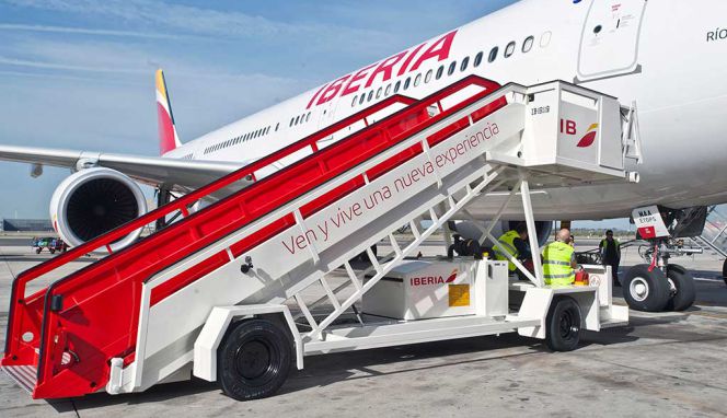 Varios trabajadores de Iberia preparan la salida de un A330 en el aeropuerto madrileño de Barajas.