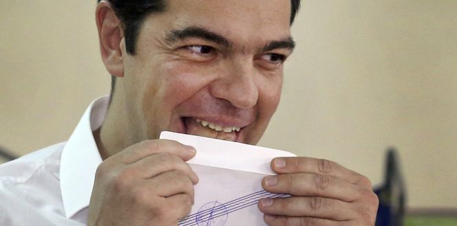 El primer ministro griego, Alexis Tsipras, hoy en el colegio electoral al que ha acudido a depositar su voto en el referéndum.