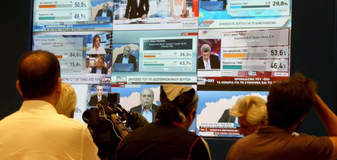 Periodistas siguen el referéndum en el centro de prensa de Atenas.