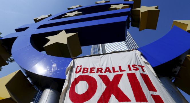Un pancarta favorable al 'no' griego, colgada del símbolo del euro en la sede del BCE en Fráncfort.